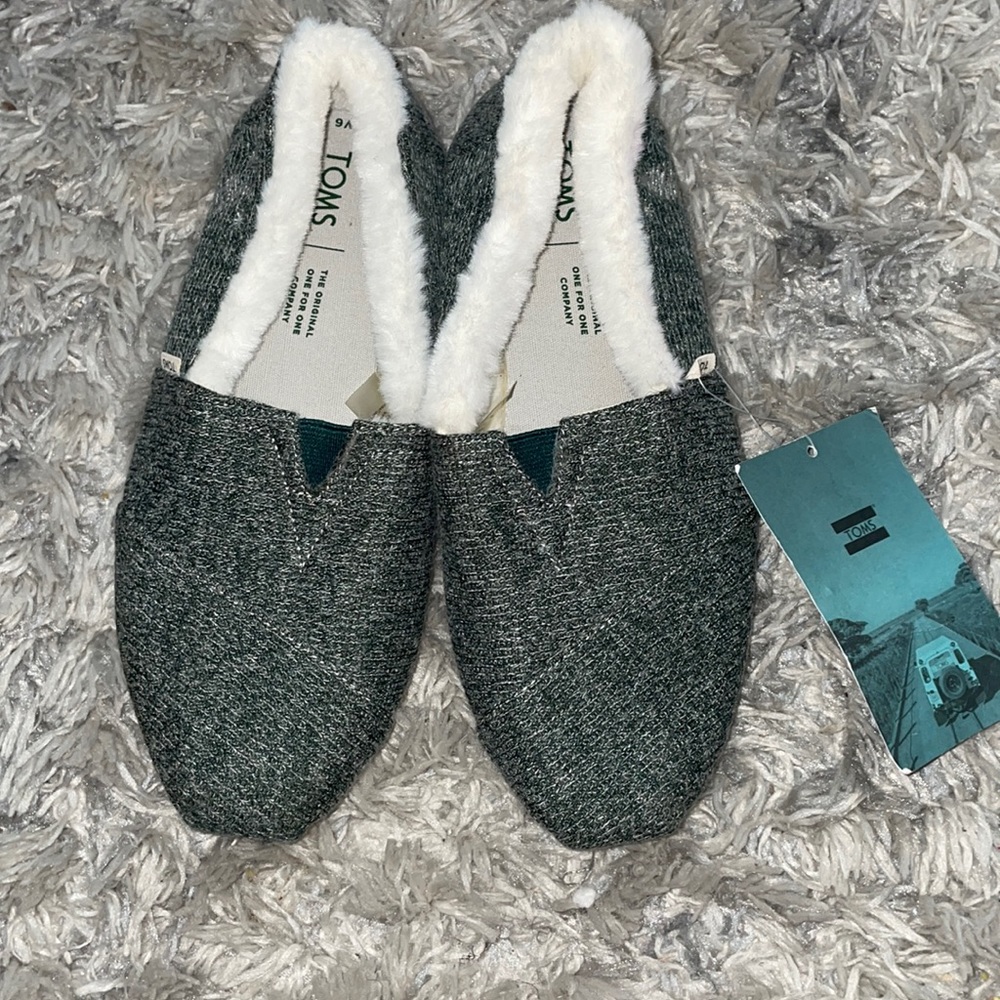 Toms Women classic green sweater knit slip-on shoes | Size W6 with tag
